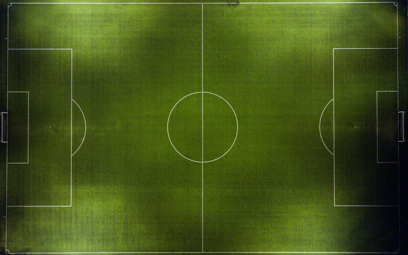 足球运动员在绿茵场上激烈比赛的场景